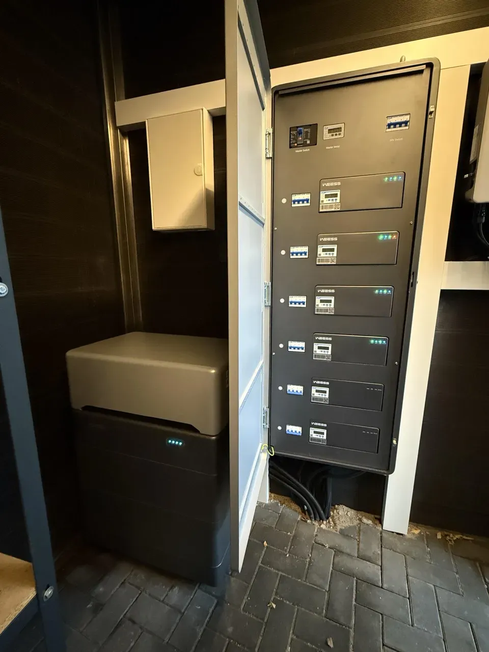 Batteriespeicher mit Energieverteilung und Steuerungssystem in Technikschrank eines Wohngebäudes