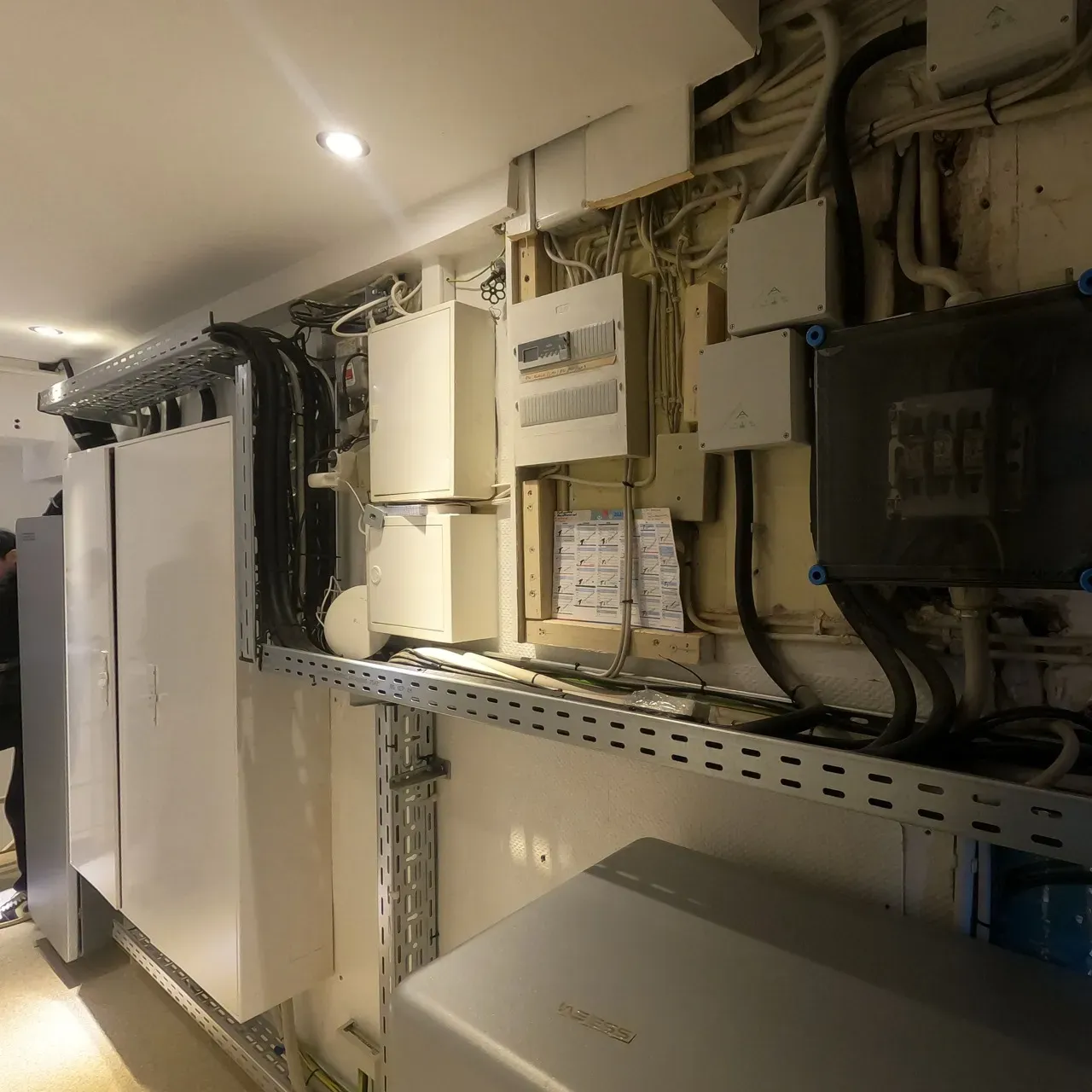 Technikraum mit Energieverteilung, Steuerungssystem und WEESS Energiespeicherinstallation