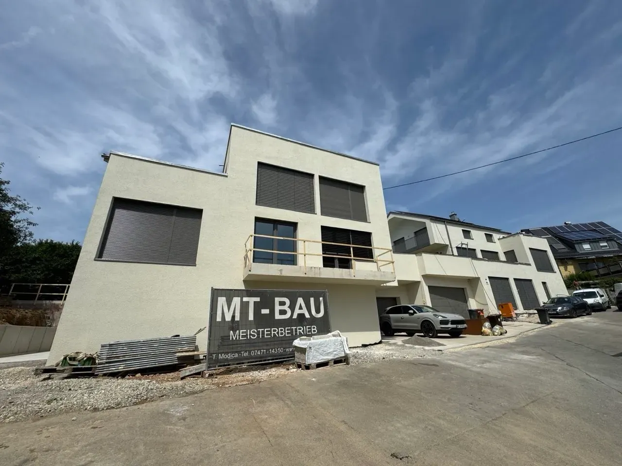 Neubau-Mehrfamilienhaus mit Photovoltaikanlage und Energiesystem – Bauprojekt von MT-BAU