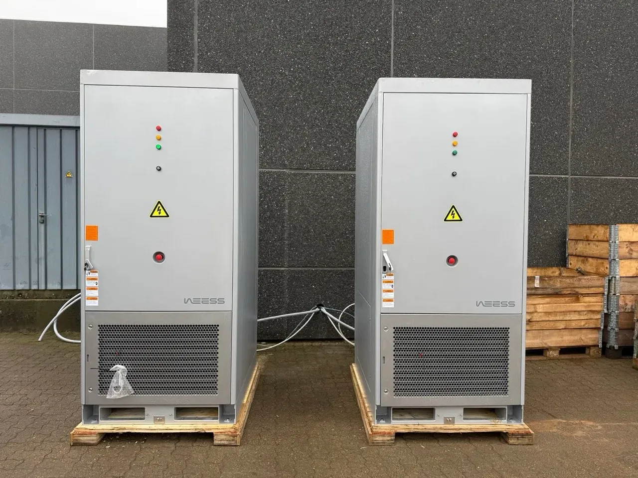 Zwei WEESS Bodensee 232 Industriespeicher vor Gewerbegebäude aufgestellt