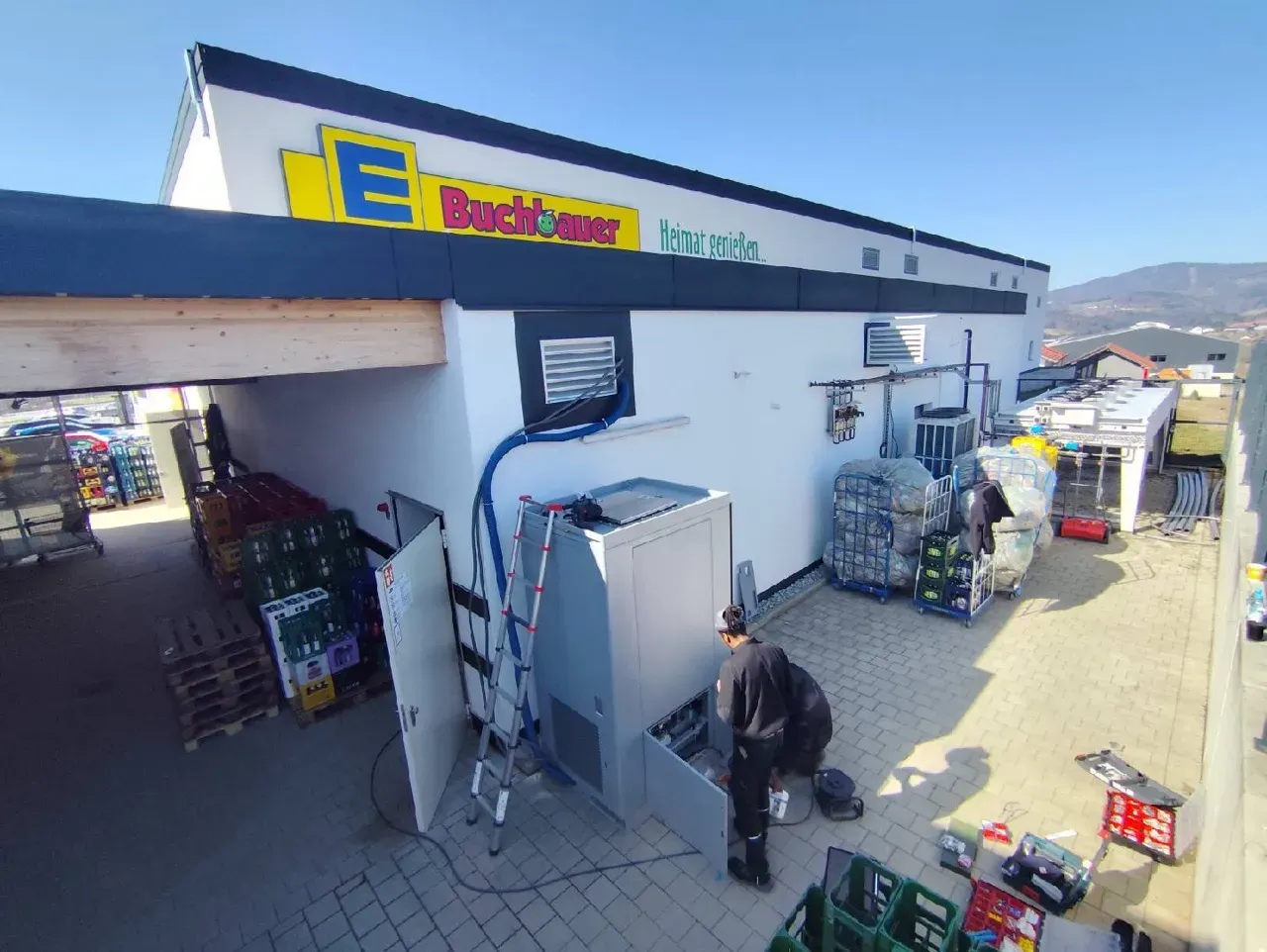 Installation des WEESS Bodensee 232 Energiespeichers hinter einem EDEKA Marktgebäude